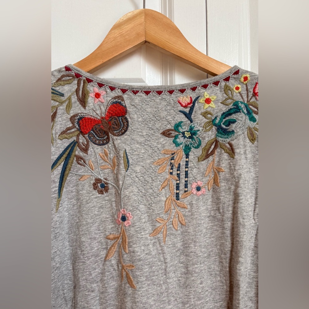 Johnny Was / Gray Top Floral Embroidery T-shirt / XS - Picture 7 of 7
